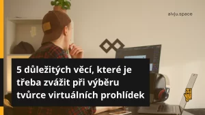 muž vytvářející virtuální prohlídku na počítači