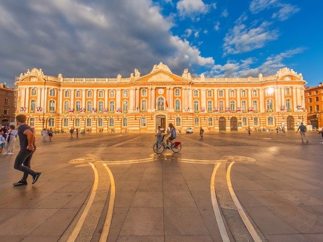 A 360° photo of a main square in one France big city